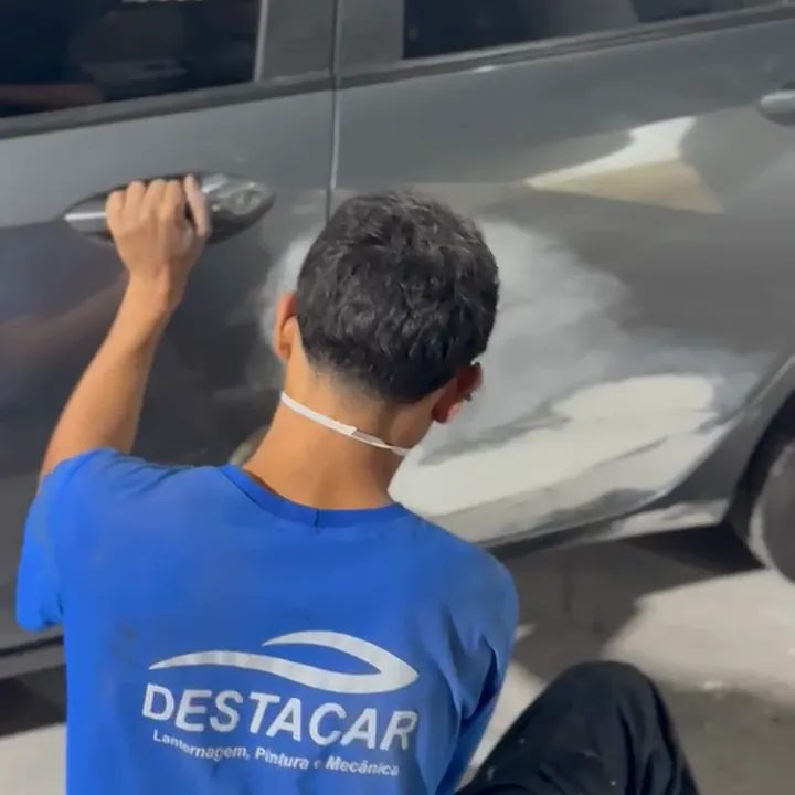 Funileiro da Destacar finalizando a lataria de um carro